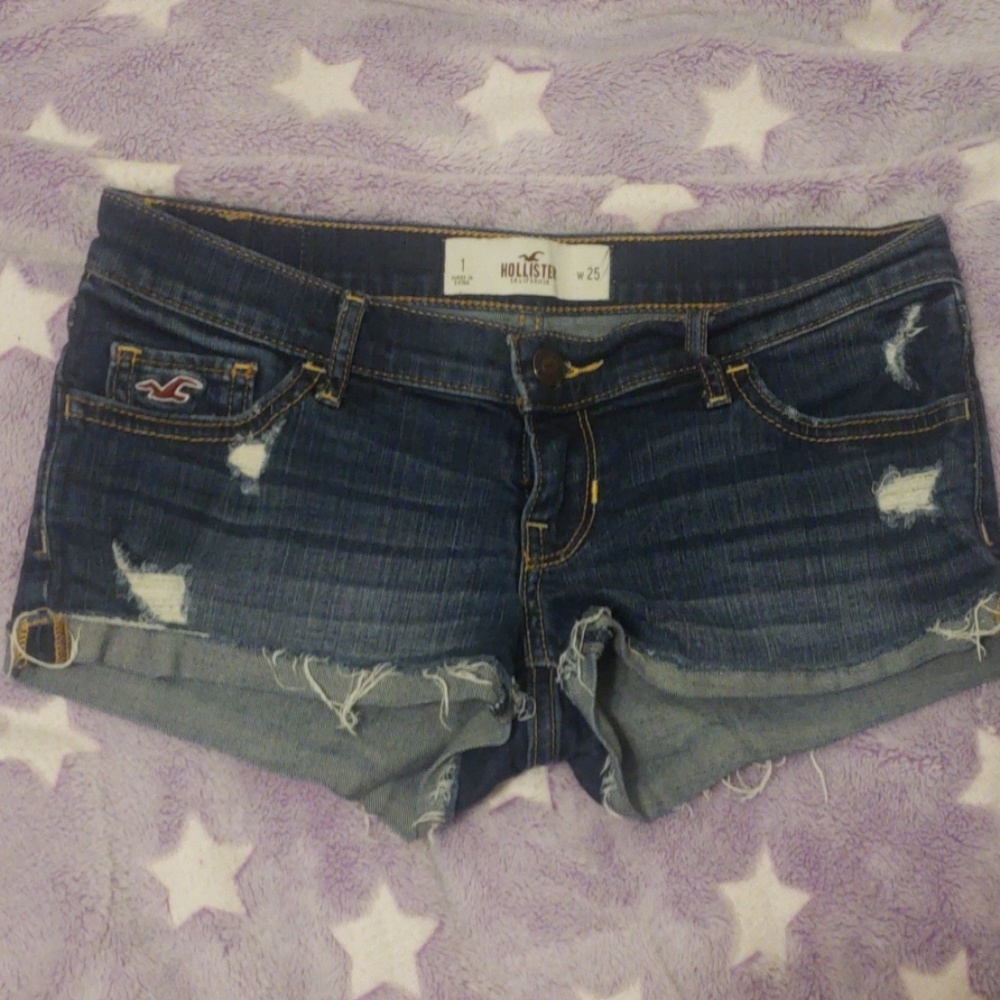 EUC dark wash hollister shorts. size 1